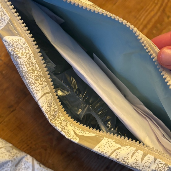 ALOHA Collection Tan and White Floral Tote Set - Picture 5 of 5